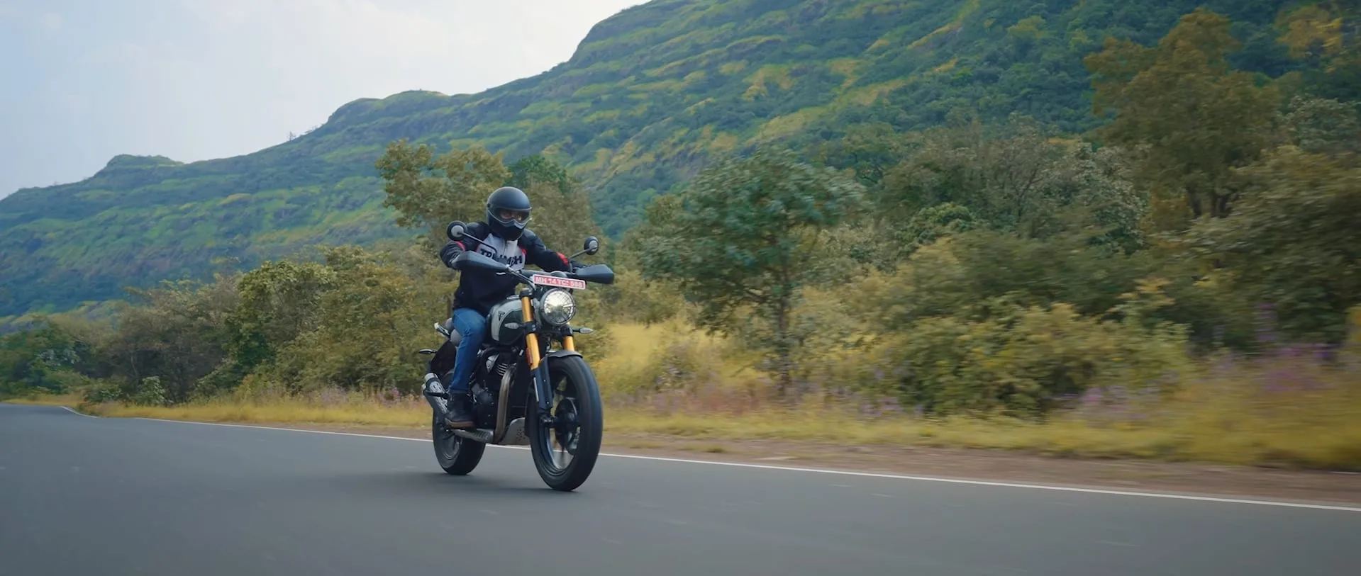 Triumph Scrambler 400, still 6