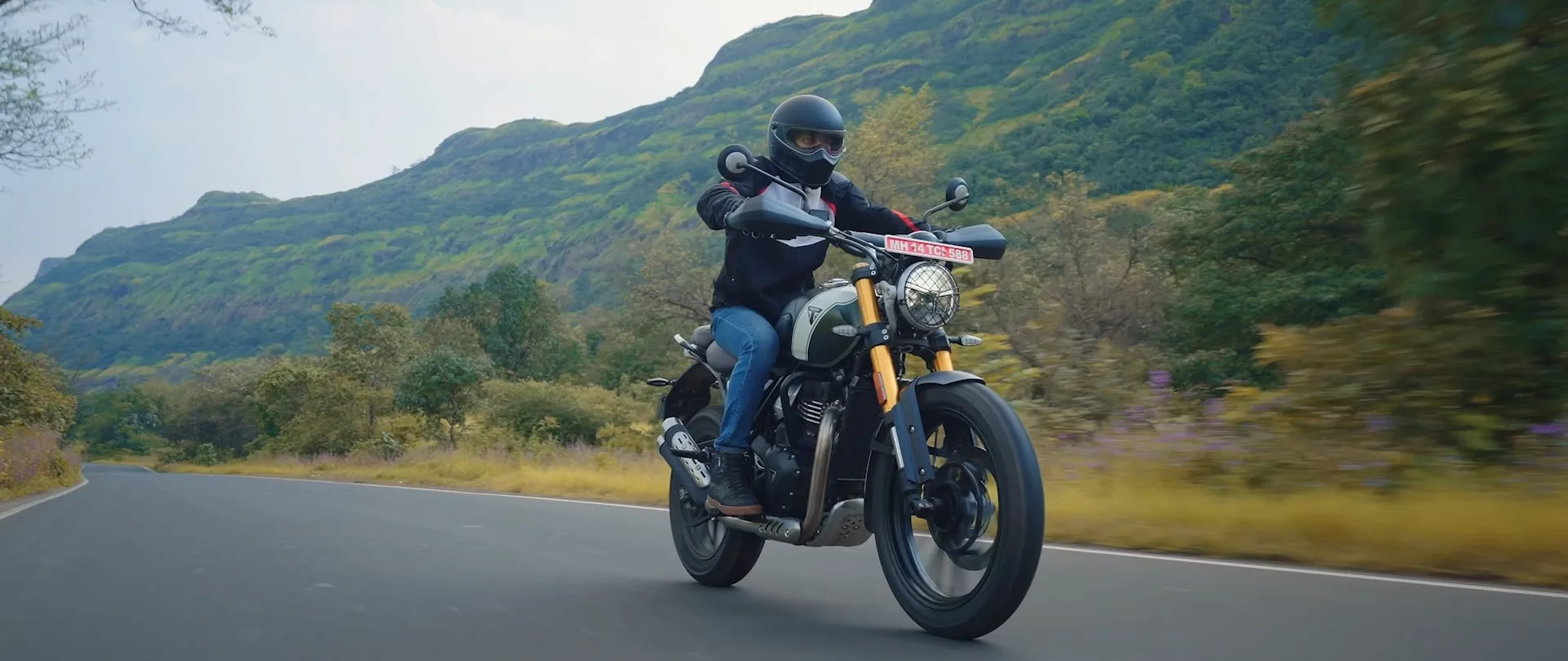 Triumph Scrambler 400, still 9